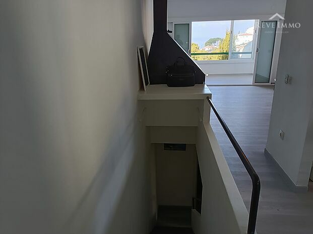 HERMOSO APARTAMENTO DUPLEX CON VISTAS AL MAR EN ROSAS ALMADRAVA CON ESTUDIO INDEPENDIENTE