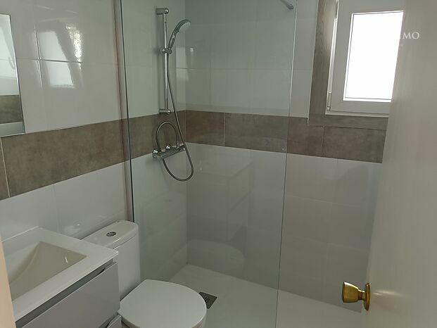 HERMOSO APARTAMENTO DUPLEX CON VISTAS AL MAR EN ROSAS ALMADRAVA CON ESTUDIO INDEPENDIENTE