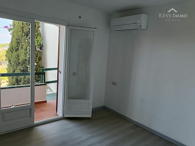 HERMOSO APARTAMENTO DUPLEX CON VISTAS AL MAR EN ROSAS ALMADRAVA CON ESTUDIO INDEPENDIENTE