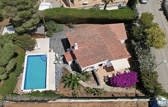 Maravillosa casa con jardín privado y piscina.