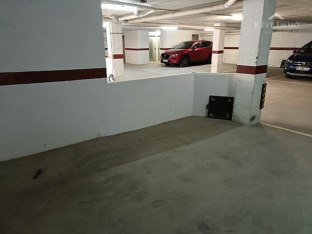 Grande Place de Parking en Souterrain avec sa Cave Privée á 150 Mètres du Port de Rosas