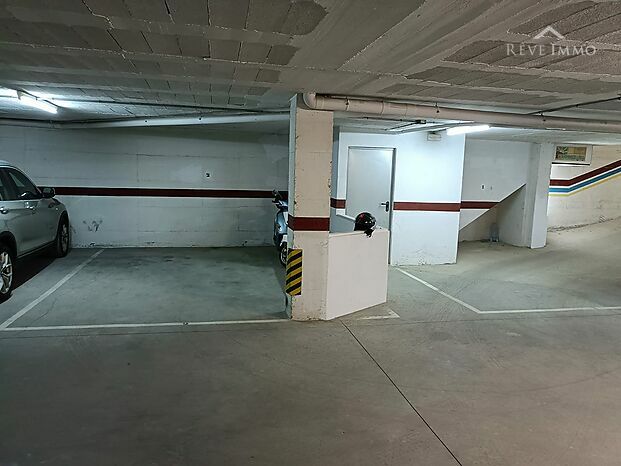 Grande Place de Parking en Souterrain avec sa Cave Privée á 150 Mètres du Port de Rosas