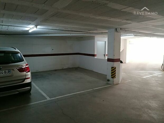 Grande Place de Parking en Souterrain avec sa Cave Privée á 150 Mètres du Port de Rosas