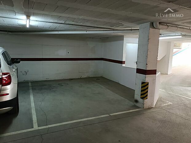 Grande Place de Parking en Souterrain avec sa Cave Privée á 150 Mètres du Port de Rosas