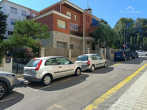 Grande Place de Parking en Souterrain avec sa Cave Privée á 150 Mètres du Port de Rosas