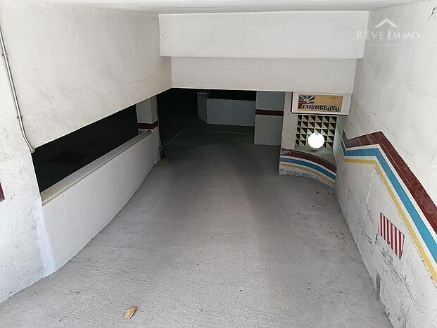 Excepcional plaza de aparcamiento subterráneo con su trastéro a 150 m del Puerto de Roses