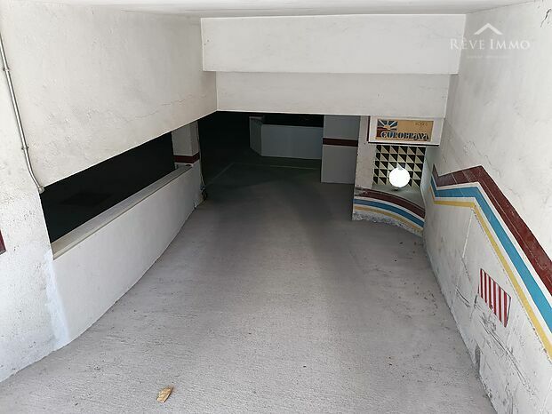 Grande Place de Parking en Souterrain avec sa Cave Privée á 150 Mètres du Port de Rosas