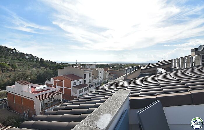 Dúplex de 84 metros cuadrados en ubicación privilegiada en Mas Oliva con vistas a la montaña y al mar.