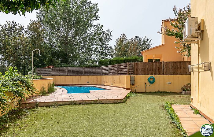 Belle maison avec piscine dans un environnement calme à Mas Pau