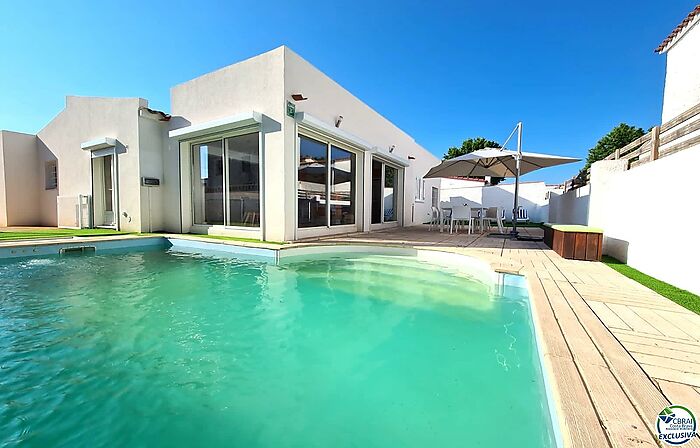 Maison moderne de plain-pied avec piscine privée