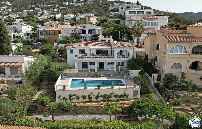Espectacular casa con piscina y vistas al mar