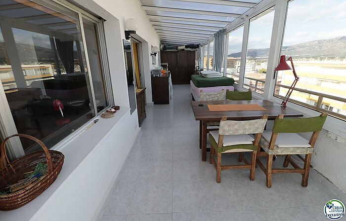 Penthouse en bord de mer, avec une vue panoramique à couper le souffle.