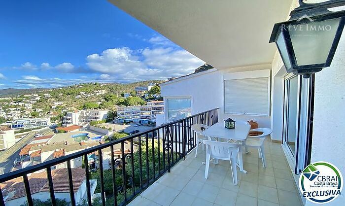 Bel appartement à Puig Rom avec une vue incroyable sur la mer et un parking privé