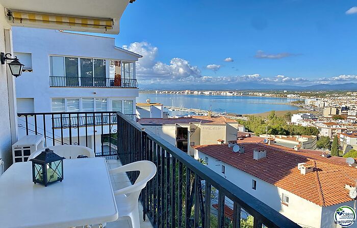 Bonito apartamento en el Puig Rom con increíbles vistas al mar y parking privado