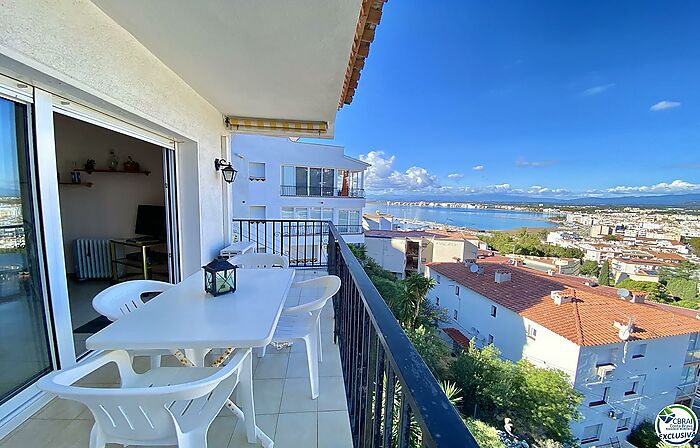 Bel appartement à Puig Rom avec une vue incroyable sur la mer et un parking privé
