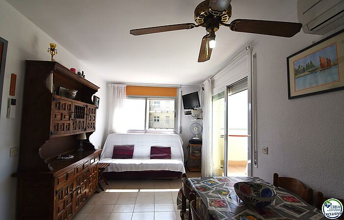 Appartement à vendre á Roses, avec 40 m2, 1 chambres, 1 salle de bain avec douche, ascenseur, meubles et 2 terrasses.
