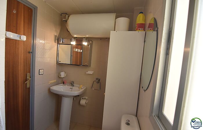 Appartement à vendre á Roses, avec 40 m2, 1 chambres, 1 salle de bain avec douche, ascenseur, meubles et 2 terrasses.