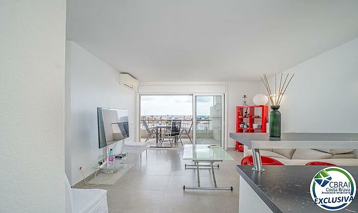 PORT GREC Appartement rénové de 2 chambres avec grande terrasse et vue mer et canal