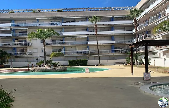 Appartement avec 2 chambres et une place de parking dans une résidence avec piscine.