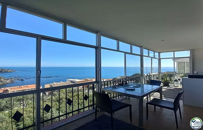 Appartement entièrement rénové avec vue sur la mer.