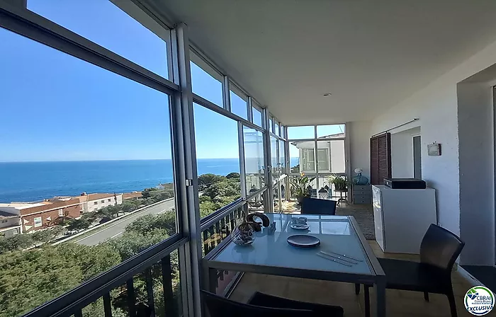 Appartement entièrement rénové avec vue sur la mer.