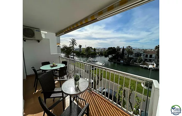 Charmant appartement à Empuriabrava, 2 chambres, vue sur le canal et proche de la plage, parking et débarras¡ à ne pas manquer !