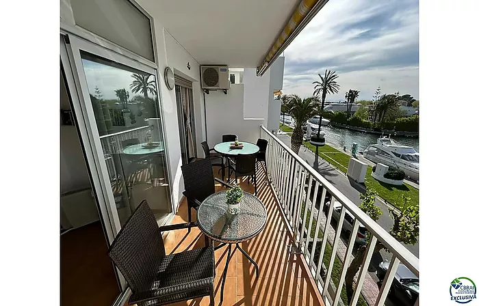 Charmant appartement à Empuriabrava, 2 chambres, vue sur le canal et proche de la plage, parking et débarras¡ à ne pas manquer !