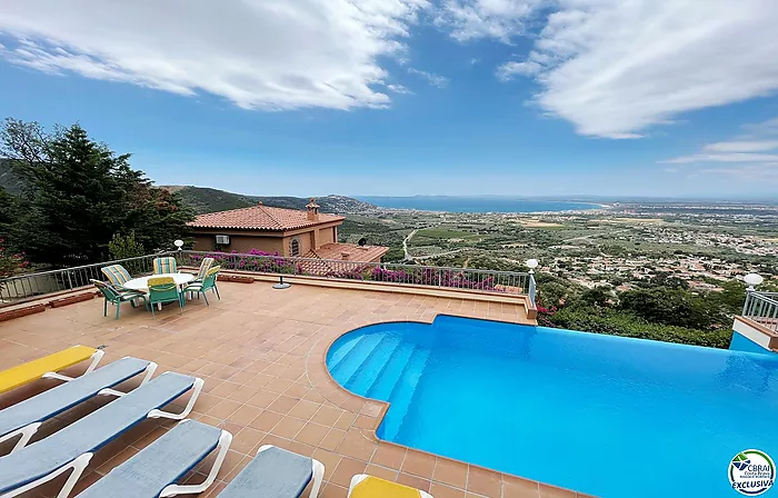Gran casa con vistas al mar, piscina y licencia turística