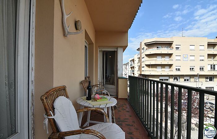 Appartement de 92 m2 et 8 m2 de terrasse, situé au centre de Roses.