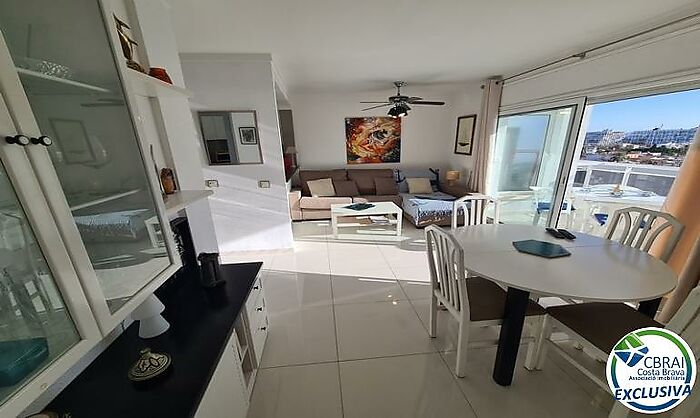 Apartamento con 2 hab., vista al mar y doble garaje