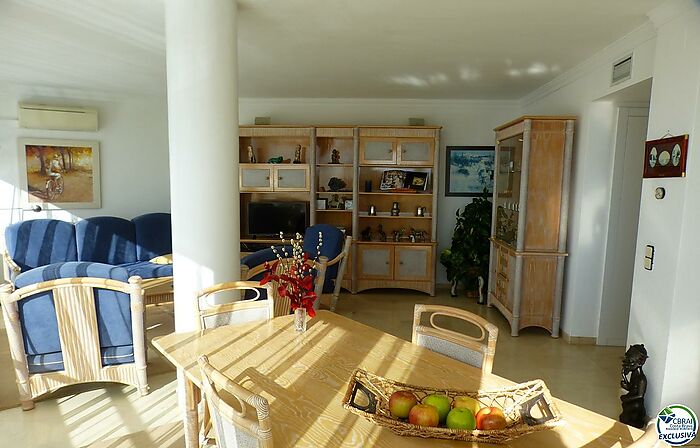 Appartement de luxe avec garage fermé sur Empuriabrava proche mer, orientation parfaite