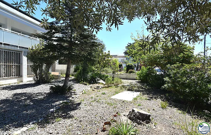 Oportunidad un piso a renovar en Santa Margarita, Roses, con un amplio jardín privado de 207 metros cuadrados.