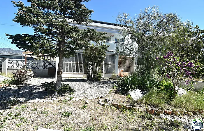 Oportunidad un piso a renovar en Santa Margarita, Roses, con un amplio jardín privado de 207 metros cuadrados.