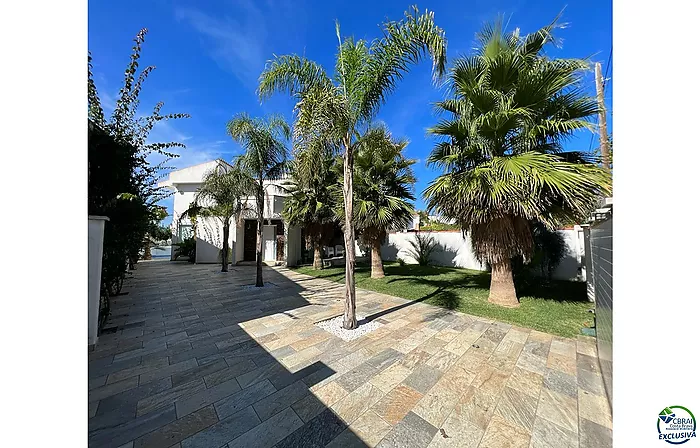 Empuriabrava belle maison moderne avec piscine et amarre proche de la plage, salle à vivre de 99 m2