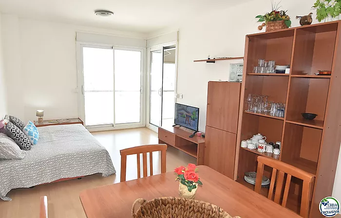 Piso - Apartamento en venta en Roses, con 66 m2, 2 habitaciones y 1 baño,Ascensor, Piscina y Jardín comunitarios.