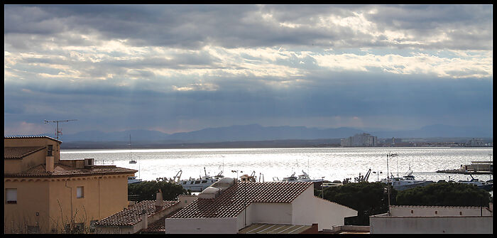 Très bel appartement avec vue sur la mer et le port de pêche