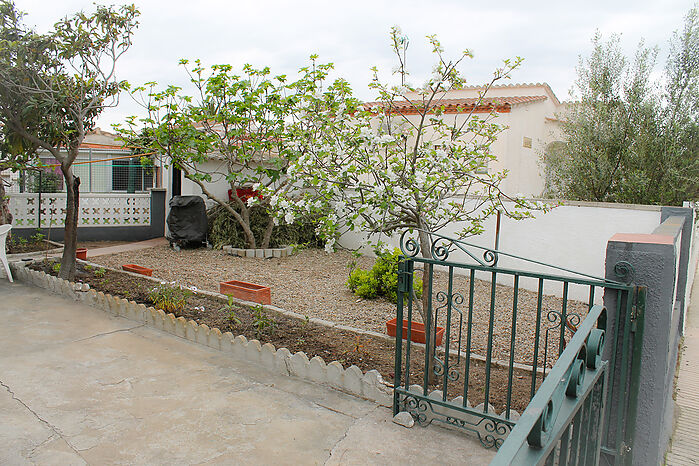 Villa de una sola planta en la zona residencial de Santa Margarita de Rosas