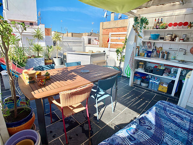 Precioso adosado con terraza de 35m2 a tan solo 200m de la playa en venta en Rosas